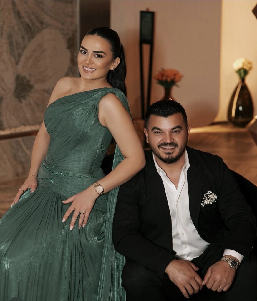 Albina duke kënduar te kompleksi “Holiday”, Prishtinë