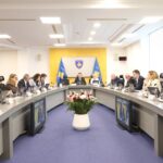 Protestohet sot në Prishtinë kundër ndalimit të shërbimeve ndërtimore në Rugovë