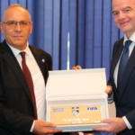 Momenti emocionues në 60-vjetorin e Universitetit të Arteve/ Zaho Rama merr certifikatën e mirënjohjes për gjyshin e tij, skulptorin e madh Kristaq Rama