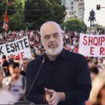Diaspora “pushton” rrugët e Tiranës, mijëra emigrantë vijnë për të protestuar